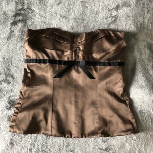 Ny korsett 36/38 - Superfin aldrig använd korsett Storlek 36/38 🧺Upptvättad med parfymerat tvättmedel 🚫Djurfritt och rökfritt hem 📬Kan skickas mot fraktkostnad