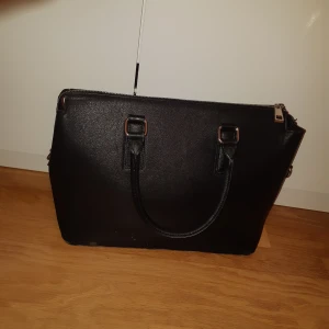 Svart väska, Gina tricot - Svart väska, skick ganska bra.