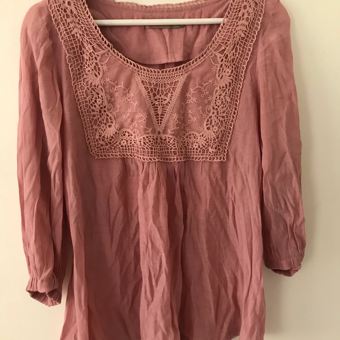 Rosa blus med broderier