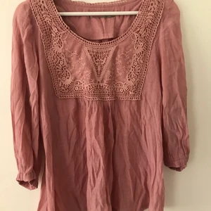 Rosa blus med broderier - Rosa blus med broderier✨ Från Saint Tropez Strl M✨ Aldrig använd Dyr i inköp✨