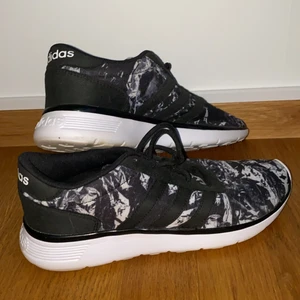 Adidas Neo Marble - Slutsålda Adidas sneakers som är köpta i USA. Sulan kallas ”dream footbed” så dem är väldigt sköna!! Dem är mest använda inomhus så de är i väldigt bra skick! Storleken är 8 1/2 vilket är typ 40/41 skulle jag säga. Materialet på skon är väldigt stretchigt så dem passar många olika fötter! 🤍 Köparen står för frakten! 