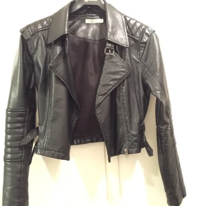  - Skinnjacka från MQ i bra skick. 
Frakt tillkommer 
