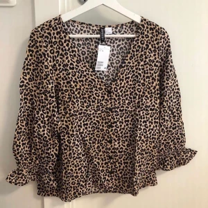 Leopard blus strl 34 NY - Helt ny med lapp. 65kr + 44kr porto (den väger över 100g) 
