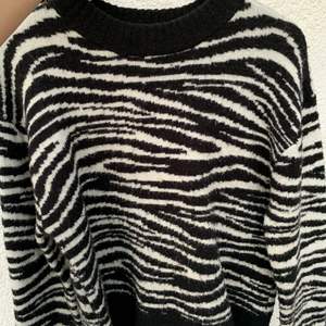 Stickad zebra sweatshirt. Fint skick. 