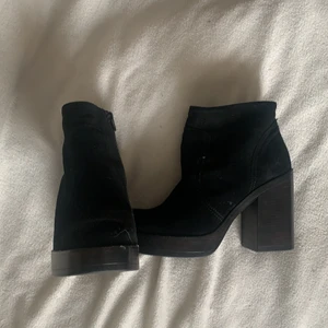 Skor i äkta velour  - Plattform skor i äkta velour. Storlek 39 nästan oanvända. 