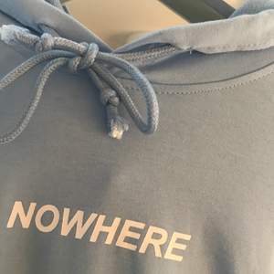 En aldrig använd hoodie ifrån Shein! Hoodien är i ett tunt material perfekt för varmare väder😊 hoodien är i en ljusblå färg med tryck på framsidan😊frakt tillkommer