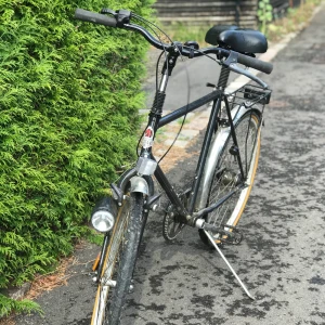 26 tum - 26 tums cykel med 5 växlar. Märket är Mustang och den är av äldre model, 90-tals. Den är i fint skick och har stått inomhus hela tiden. 