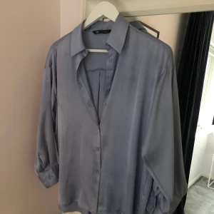 Sidenblus  - Säljer min sidenblus från Zara, inköpspris 350.  Köpare står för frakt eller så möts jag! Storlek XS men passar S/M