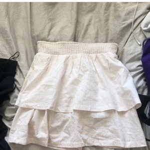 Säljer denna kjol med volang - Säljer denna superfina kjol som är trendig just nu! Den är i nyttskick! 