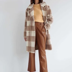 Beige vit rutig kappa  - Superfin jacka att ha nu i höst! Tyvärr inte kommit till så mycket användning. Buda från 300kr, säljer endast vid bra bud! 💓💜💞💛💚💚💘💕💛🧡💜💙💓❣️💖 högsta bud 400kr