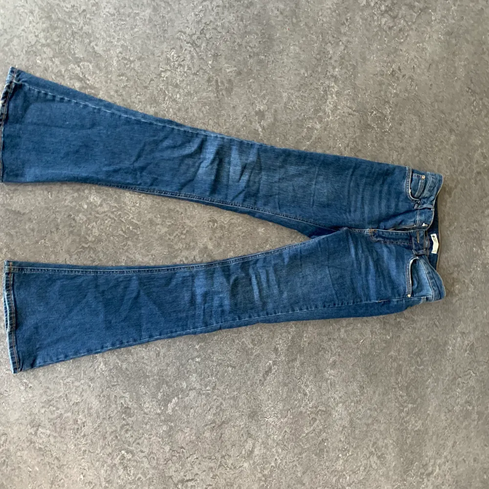 Säljer dessa otroligt fina jeans då jag vuxit ur dom💕. Jeans & Byxor.