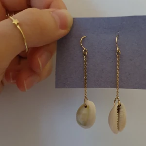 Snäckörhängen - Säljer ett par örhängen med snäckberlock 💕 så sjukt gulliga, men passar inte riktigt mig. Har provat omkring 1 gång tidigare, med tvättar ordentligt innan postande! 