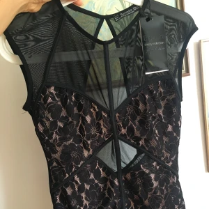 Superfin spetsbody med öppen rygg  - Svart spetsbody med öppen rygg och prislapp kvar