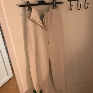 Linne byxor - Gamla favoriter som tyvärr är för små nu. Förlåt för lite halvkassa bilder, vid intresse kan jag skicka fler. Om fler intresserade blir det högsta bud 💓