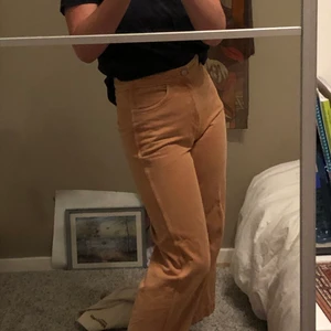 Vida jeans - Coola 70-tals jeans ifrån weekday! Rosa/orangea och väldigt sköna! Bara att skriva ifall du har några frågor <3