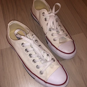 Converse  - Låga Converse helt oanvända i fint skick. Köpta i USA, ursprungspriset var 60$. Storlek 37