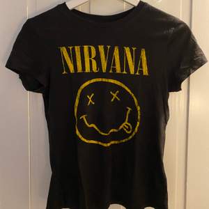 Supermjuk Nirvana t-shirt i mycket bra skick. Designen är ”sprucken”, det är alltså inte slitningar i själva tröjan. Ger en häftig grunge-vibe. 🖤 