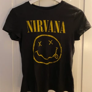 Nirvana t-shirt strl S - Supermjuk Nirvana t-shirt i mycket bra skick. Designen är ”sprucken”, det är alltså inte slitningar i själva tröjan. Ger en häftig grunge-vibe. 🖤 