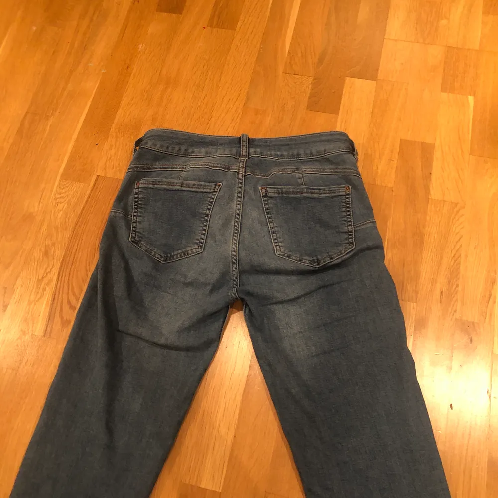 Säljer dessa eftersom att jag har flera blåa jeans redan. Det är ett stretchigt material och byxorna sitter snyggt hela vägen. Jeans & Byxor.