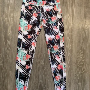 Träningstights.  - Superfina träningstights från Soc, påminner om Stronger. Knappt använda och är i jättebra skick. Köparen står för frakten. Fraktar endast. Passar 38/40, M/S