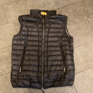 Parajumper väst - Säljer min parajumper väst Storlek L men passar större medium Con:8/10