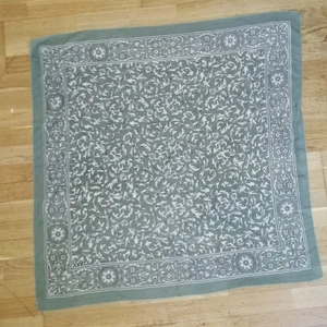 Transparant sjal - Transparant sjal i bra skick. Mått:85cm *85 cm. Kan användas som sjal eller topp 😍❤️