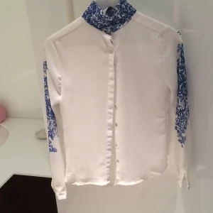  - En lite genomskinlig blus i väldigt bra skick!

Frakt tillkommer eller hämtas i Vasastan.