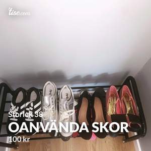 Strl 38 på alla utom rosa klackskor dem är strl 37. 50kr st för sneekerserna och 100kr st för klackskorna. 