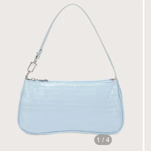 Väska - Ljusblå väska i bra skick! Oanvänd. Möts upp i Stockholm/köpare står för frakt🥰 