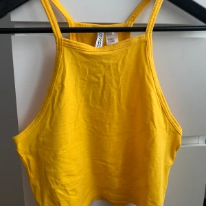 Topp - Söt topp från H&M, aldrig använd, tajt passform
