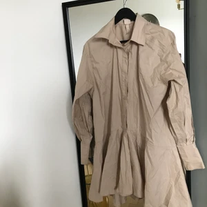 Skjortklänning från HM - Beige skjortklänning från HM i strl S.