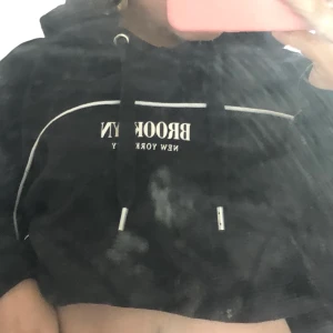 Hoddie  - En hoddie som bara har legat i garderoben har använt 1 gång