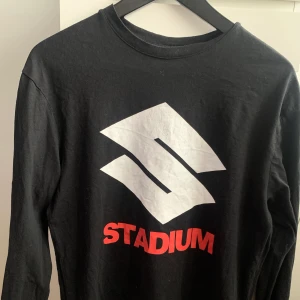 Långärmad tröja - Justin Bieber Stadium tröja, använd fåtal gånger och i väldigt bra skick. Storlek xs i män storlek därav är den som en oversized tröja, cirka strl s i dam och sitter bra på mig som är ca 156cm och 60kg