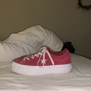 Converse one star platform - Säljer mina converse one star platform sneakers i röd mocka. De är knappt använda och alltså inte ingådda alls! Kan frakta och möta upp i Stockholm!