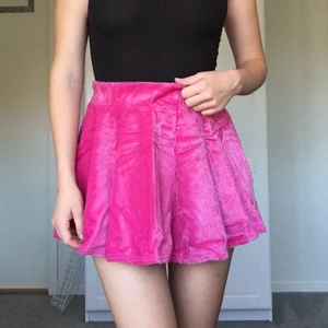 Sammetskjol - Rosa kjol i velour/sammet. Storlek XS-S. 20 kr + frakt.