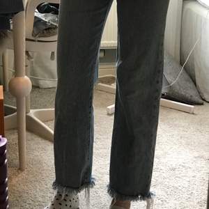 Ett par jeans från Levis i modellen ribcage straight. Ljusblåa och fransiga nertill. Storlek 25.