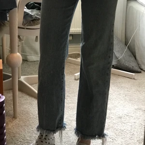 Levis jeans - Ett par jeans från Levis i modellen ribcage straight. Ljusblåa och fransiga nertill. Storlek 25.