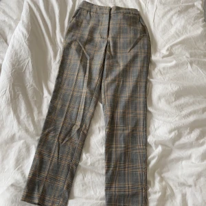 Kostymbyxor - Zara - Säljer dessa kostymbyxor från zara i XS då de inte passar mig i storleken. Byxorna är aldrig använda och i nyskick. Köparen står för frakt alt. möts upp i Linköping. 