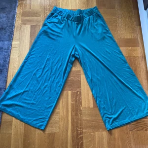 Byxor strl. XL - Utsvängda byxor i färg Petrol strl. XL. Pris exkl. frakt, köparen står för frakten.