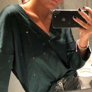 Blus - Så fin mörkgrön blus från mango, storlek M men funkar på mig som är S. 💕💕💕