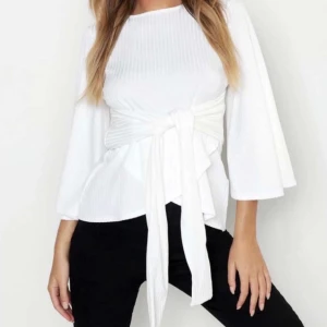 Superfin vit blus 🤍🌺 - Trendig och snygg blus med knytning från BOOHOO som passar till allt! Storlek 40 men skulle säga att de är en S/M. Helt oanvänd och prislappen kvar! 😊 Kom PM för frågor. 130kr. 