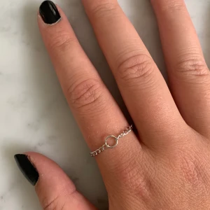 Homemade  - En kedjering med en liten detalj. Kostar 10 + 10 i frakt. Super fin verkligen 💕