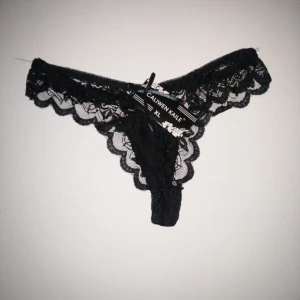 5 ST NYA STRING XL - Helt nya stringtrosor i spets, storlek XL! Jättefina med lappar kvar! Fem stycken, frakt ingår! ☺️ 