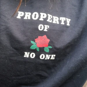 Properts of 🌹 no one - Mjuk sweatshirt med tryck. Nästan oanvänd. Väldigt mjuk på insidan. Lite gulnade bokstäver. Säljer för att den inte kommer till användning. 