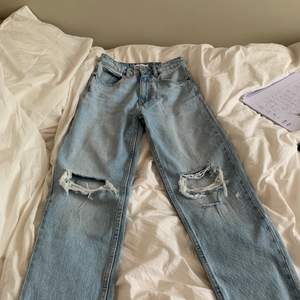 Sjukt snygga jeans, tyvärr för små för mig:( Sista bilden ger en mer rättvis färg av jeansen💕