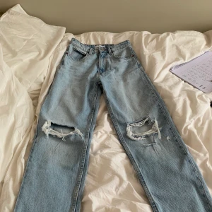 Zara jeansen - Sjukt snygga jeans, tyvärr för små för mig:( Sista bilden ger en mer rättvis färg av jeansen💕