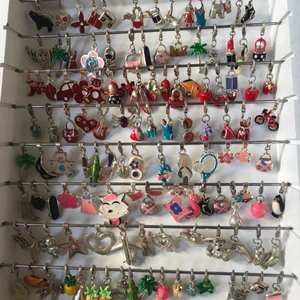 Smycken - Berlocker  - Berlocker från Laboro lagret. Såklart helt nya. Vissa har hakar som du kan knäppa på så som på remmar eller kedjor och vissa träd på :) hör av er vid köp och frågor. Vid fler intresserade av samma berlock gäller budgivning. 