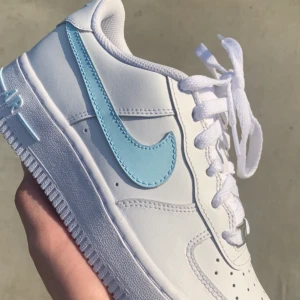 Nike air force 1  - Nyskick! Fick dessa i dubbletter Pris: 500kr om fler är intresserade blir det budgivning☺️✨ frakt tillkommer