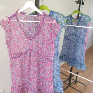 Blå och lila klännin transparent blommig 