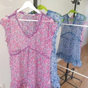 Blå och lila klännin  - Blå och lila klännin transparent blommig 